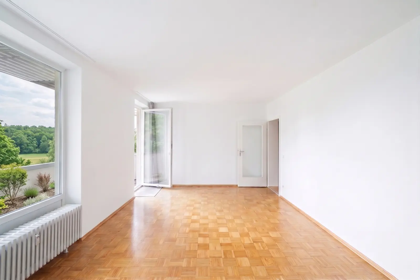 Renovated 4 rooms with south-facing balcony, 2nd floor