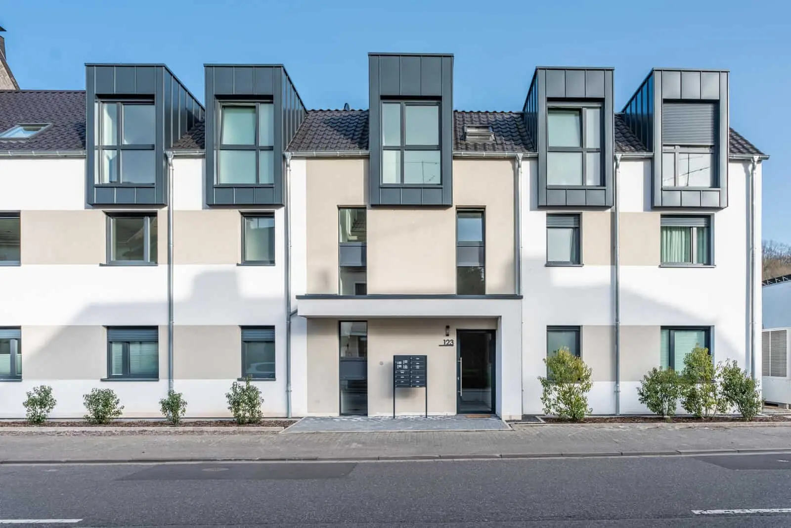 Ready to move in: Exclusive new-build penthouse flat with a balcony and lift in a location close to the city centre